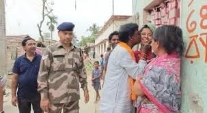 पश्चिम बंगाल: बीजेपी सांसद लोकसभा चुनाव प्रचार के दौरान एक महिला को चूमकर विवादों में आए